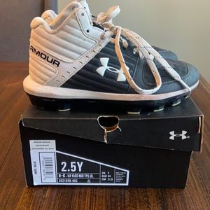 Boys Under Armour Cleats - size 2.5 youth